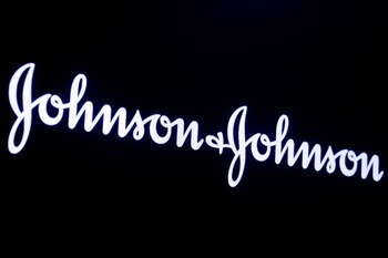 El logotipo de la empresa Johnson & Johnson en la Bolsa de Nueva York (NYSE), Estados Unidos, 17 de septiembre de 2019. REUTERS/Brendan McDermid