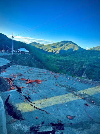 El colapso de la vía en San José de Ocoa se atribuye a la falta de mantenimiento y al desgaste provocado por las precipitaciones sostenidas. (Foto cortesía Gobernación Provincial San José de Ocoa)
