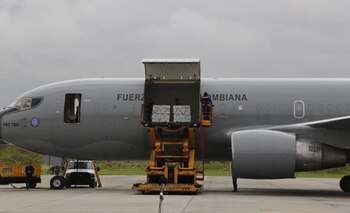 Arribo del avión de la