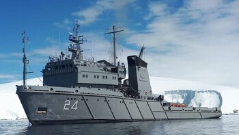 Un buque de la Armada navega al sur de las Malvinas para asistir a un tripulante de un pesquero ruso