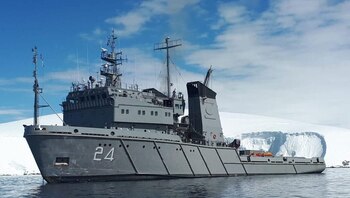El buque A.R.A. Islas Malvinas, que lleva un médico abordo, se dirige a asistir al pesquero ruso.