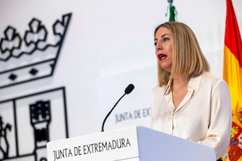 La presidenta de la Junta de Extremadura, María Guardiola, ha dado a conocer este miércoles en Mérida la estructura de su nuevo Ejecutivo. (EFE/ Jero Morales)