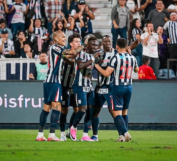 Eryc Castillo siendo felicitado por sus compañeros tras anotar gol en Alianza Lima vs Alianza Atlético.