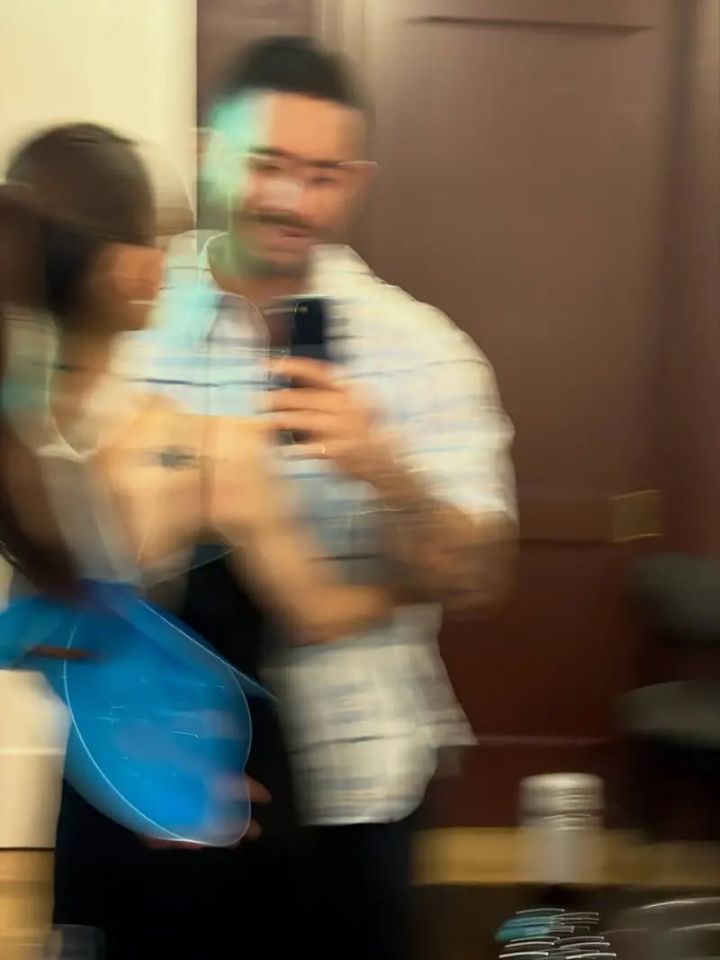 Ariana Grande confirmó su romance con Ricky Álvarez con una foto en Instagram.