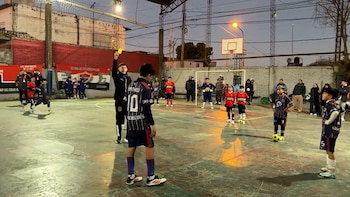 La decisión de un árbitro de fútbol infantil que generó polémica y se viralizó: amonestó a dos chicos por culpa de los padres