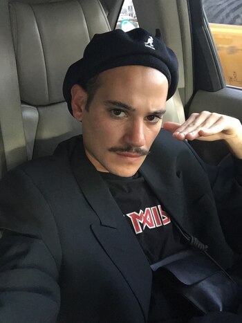 El estilista Joaquín Diaz mostrando