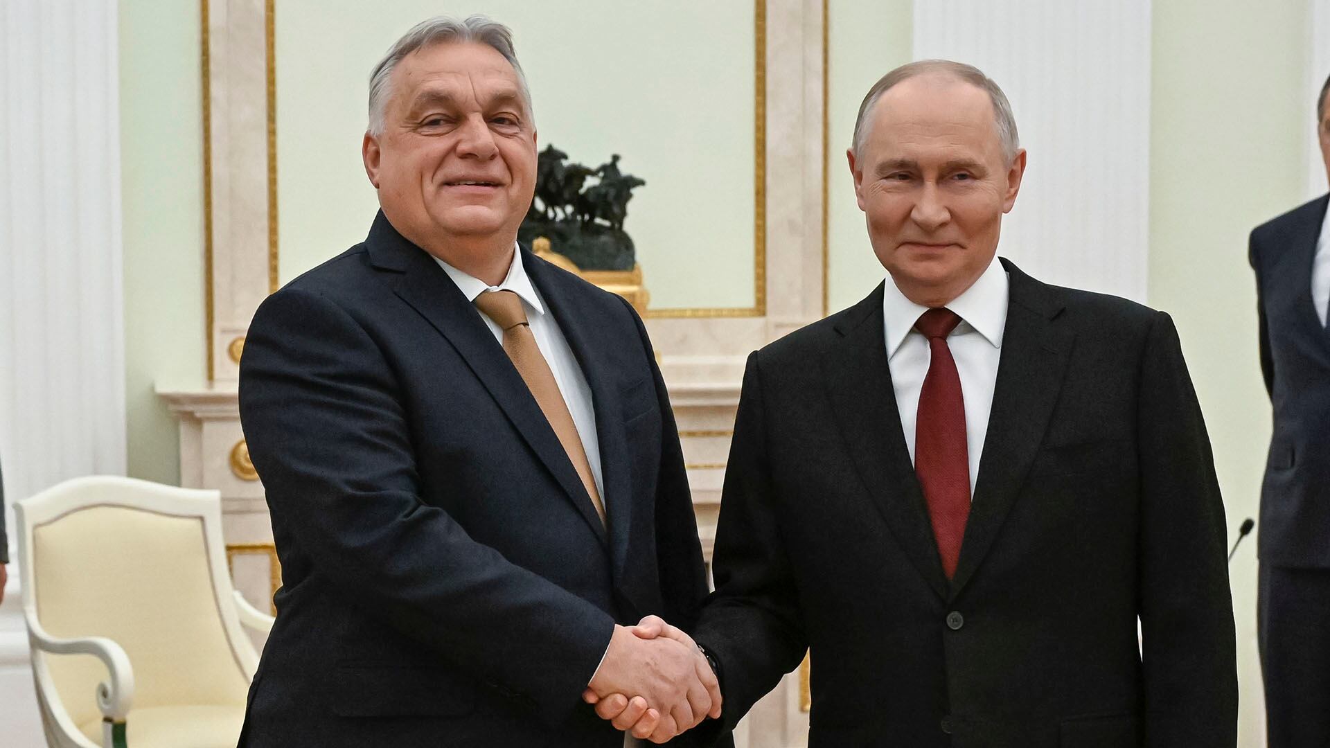 El mandatario húngaro, Viktor Orban; junto a su par ruso, Vladimir Putin (EFE/EPA/ALEXANDER NEMENOV)