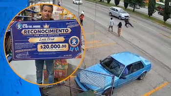 Premian valentía de trabajador que salvó a una niña de ser atropellada en Puebla