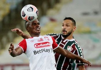 Jhon Arias con la camiseta de Independiente Santa Fe enfrentando a Fluminense, el equipo donde terminaría llegando al fútbol brasileño. Foto del 12 de mayo de 2021 en el Maracaná de Río de Janeiro - crédito Sergio Moraes/Reuters