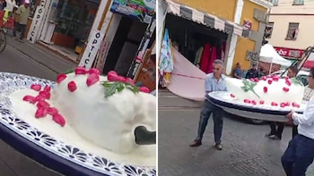 Chile en nogada gigante aparece en calles de Puebla y se convierte en el primer meme de las fiestas patrias