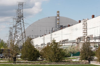 Imagen de archivo de la nueva cubierta sobre los restos del reactor nuclear de la Unidad 4, durante la ceremonia de conmemoración de uno de los aniversarios de la explosión de este reactor nuclear en la planta de Chernobyl, el 26 de abril del 2018. EFE/Stepan Franko