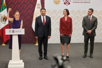 Claudia Sheinbaum recorre el país en una gira estratégica para su campaña, interactuando con simpatizantes
Morena
4T