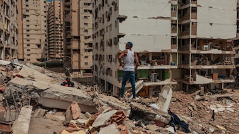 Venezuela busca sobrevivientes, y un milagro, tras un devastador doblete sísmico