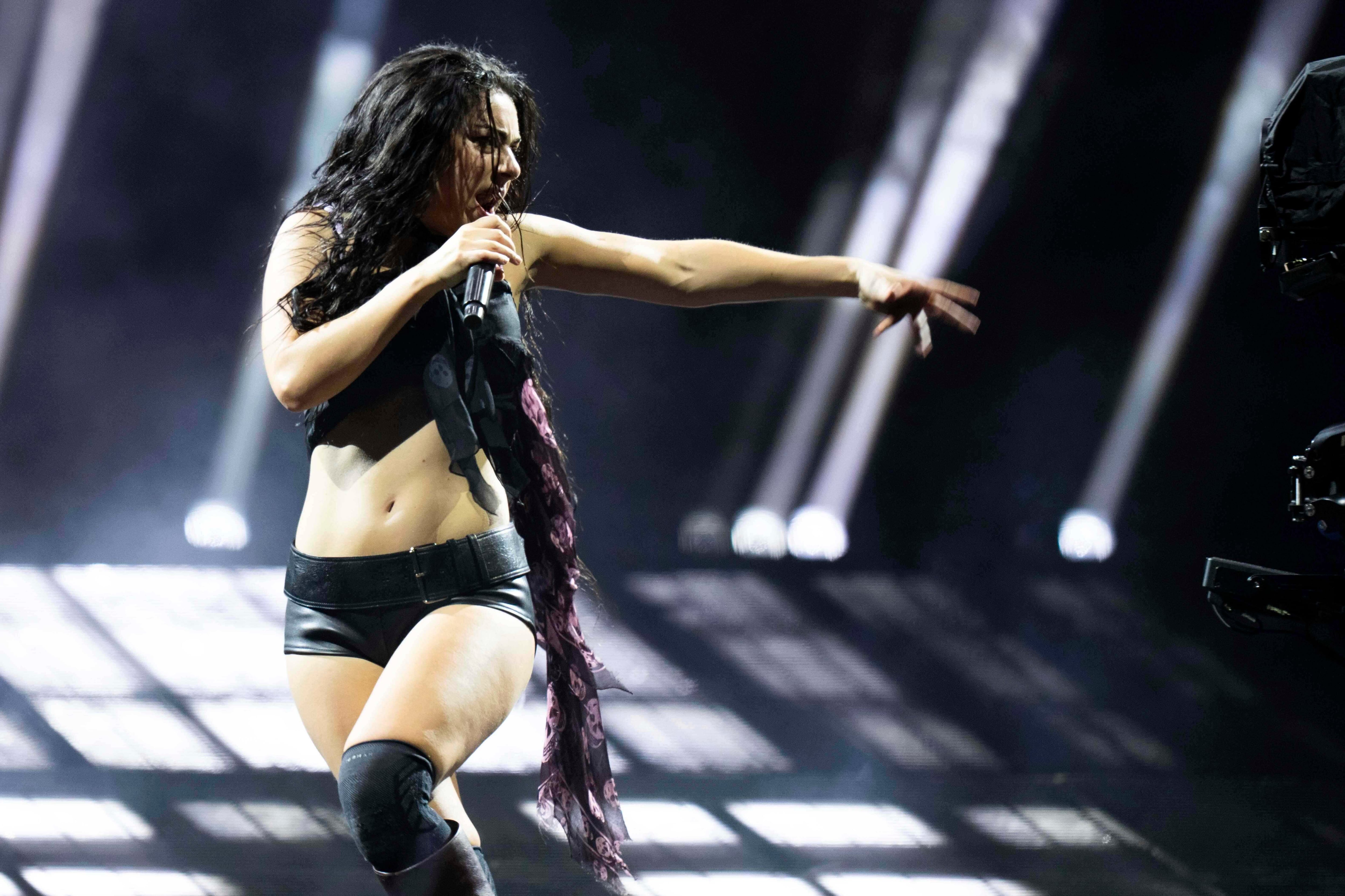 Charli XCX en el Festival de Glastonbury en Worthy Farm, Somerset, Inglaterra, el 28 de junio de 2025 (Foto: Scott A Garfitt/Invision/AP)