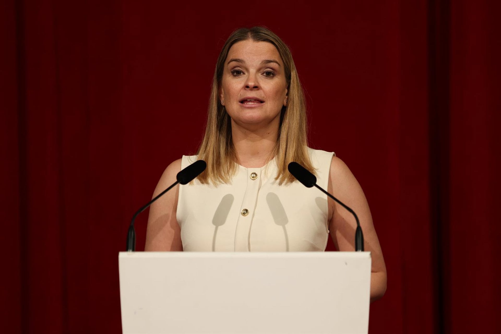 29/07/2025 La presidenta de las Islas Baleares, Marga Prohens, atiende a los medios de comunicación, tras su encuentro con el presidente del Gobierno, Pedro Sánchez, en el Consolat de Mar, a 29 de julio de 2025, en Palma de Mallorca, Islas Baleares (España). Los principales temas que Prohens tiene intención de tratar son la financiación, la inmigración, la vivienda y el acuerdo ferroviario. Ha mostrado anteriormente su rechazo a la financiación diferenciada que el Gobierno central y la Generalitat han concedido a Cataluña, y defiende una reforma que suponga una mejora del sistema general de financiación.POLITICA Tomàs Moyà - Europa Press