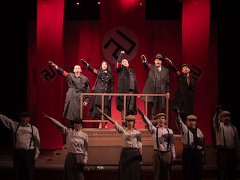 La evitable ascensión de Arturo Ui, escrita en 1941 y publicada en 1957, es una alegoría creada por Bertolt Brecht para responder al avance del nazismo.