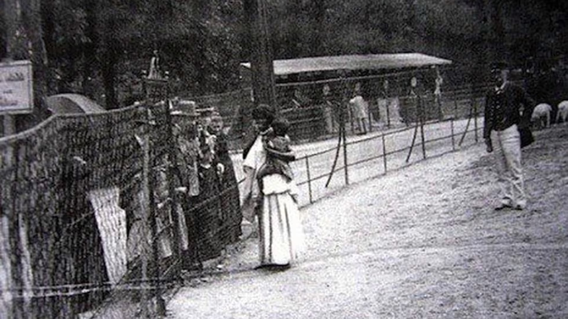 Africana junto a su hijo en exposición en una feria realizada en Europa a principios del siglo XX