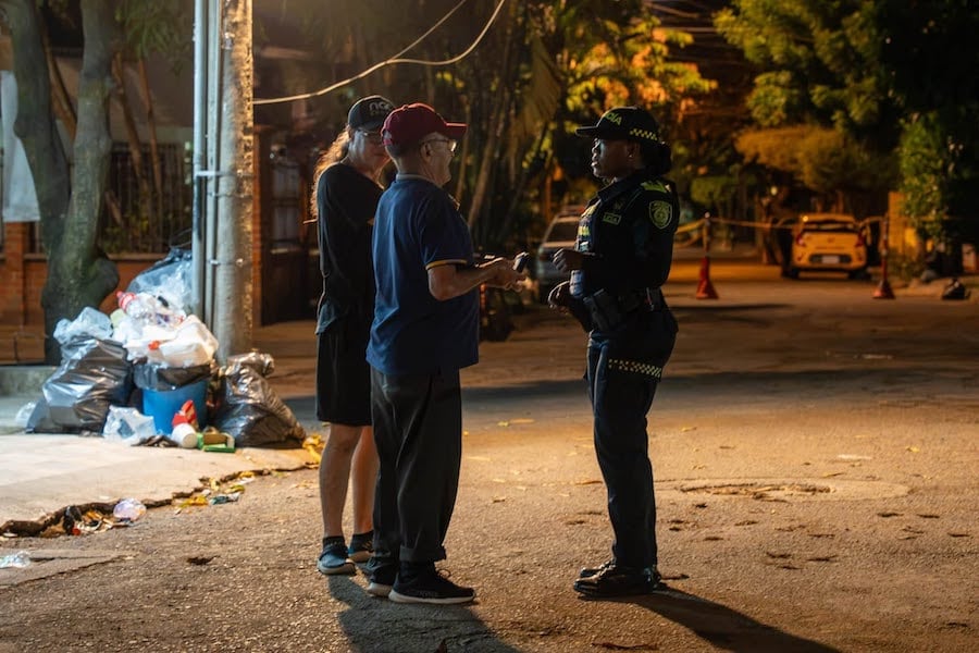 La Policía Metropolitana de Cali asignó cerca de 1.200 hombres y mujeres para proteger bienes y personas en las áreas más vulnerables de la emergencia - crédito Alcaldía de Cali