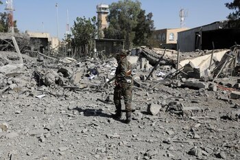 Un policía camina sobre los escombros de un edificio destruido por los ataques aéreos liderados por Arabia Saudí en el aeropuerto de Saná, Yemen, 21 de diciembre de 2021. REUTERS/Khaled Abdullah