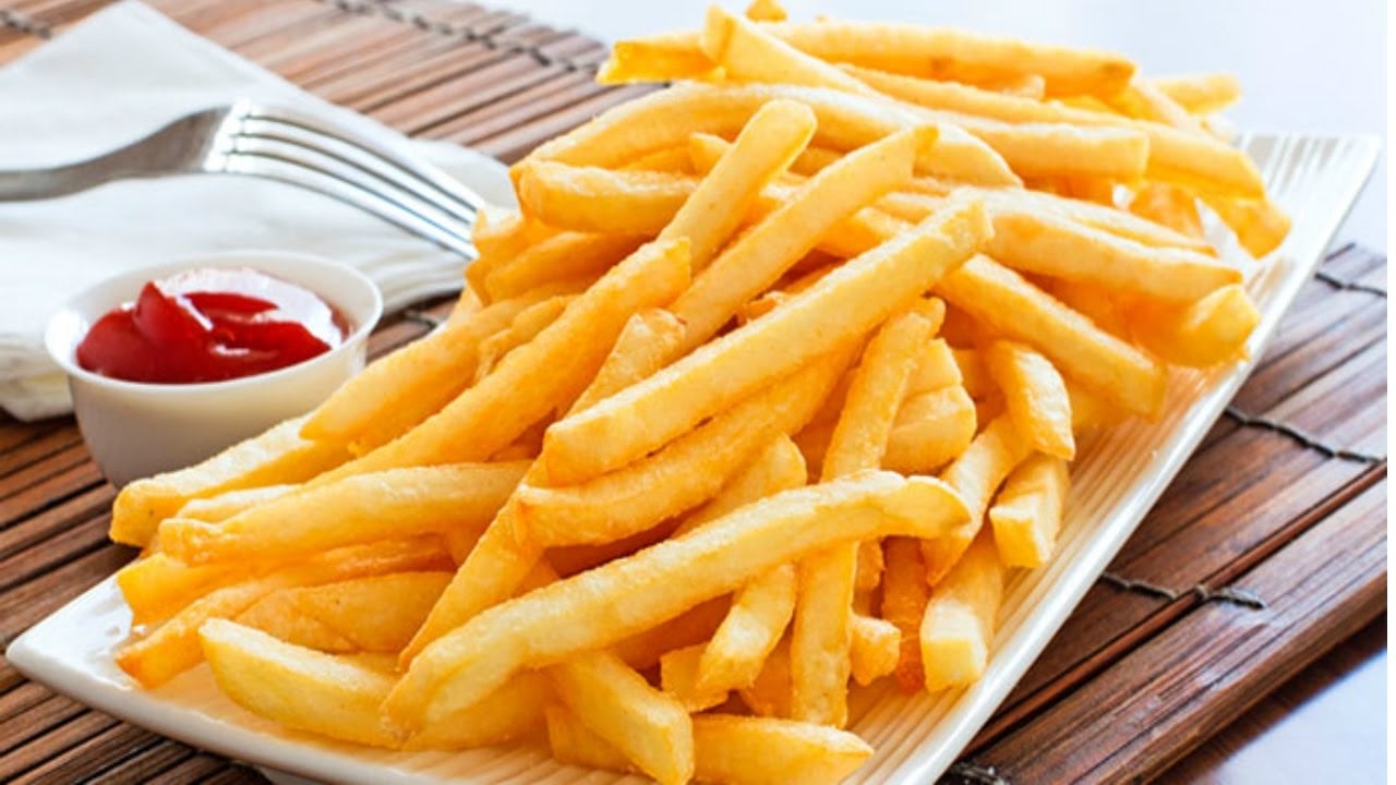 Las expertas sugieren preparar papas fritas caseras utilizando aceite de calidad y limitando la cantidad de sal, y optar por métodos de cocción más saludables como el horneado o la freidora de aire