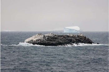 Científicos a bordo del Polarstern identificaron una isla rocosa no registrada al norte del mar de Weddell, en una zona antes marcada solo como peligrosa en los mapas náuticos.