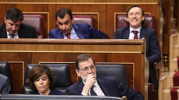 Feijóo no es el único que mezcla bajas laborales con absentismo: Rajoy recortó en 2012 el salario de los funcionarios durante su permiso de incapacidad temporal