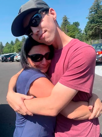 Tyler junto a su madre,