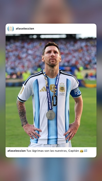 Hombre con camiseta celeste y blanca de Argentina, número 10, medalla plateada de la Copa Mundial de la FIFA 2022 y 2026, con tatuajes en el brazo