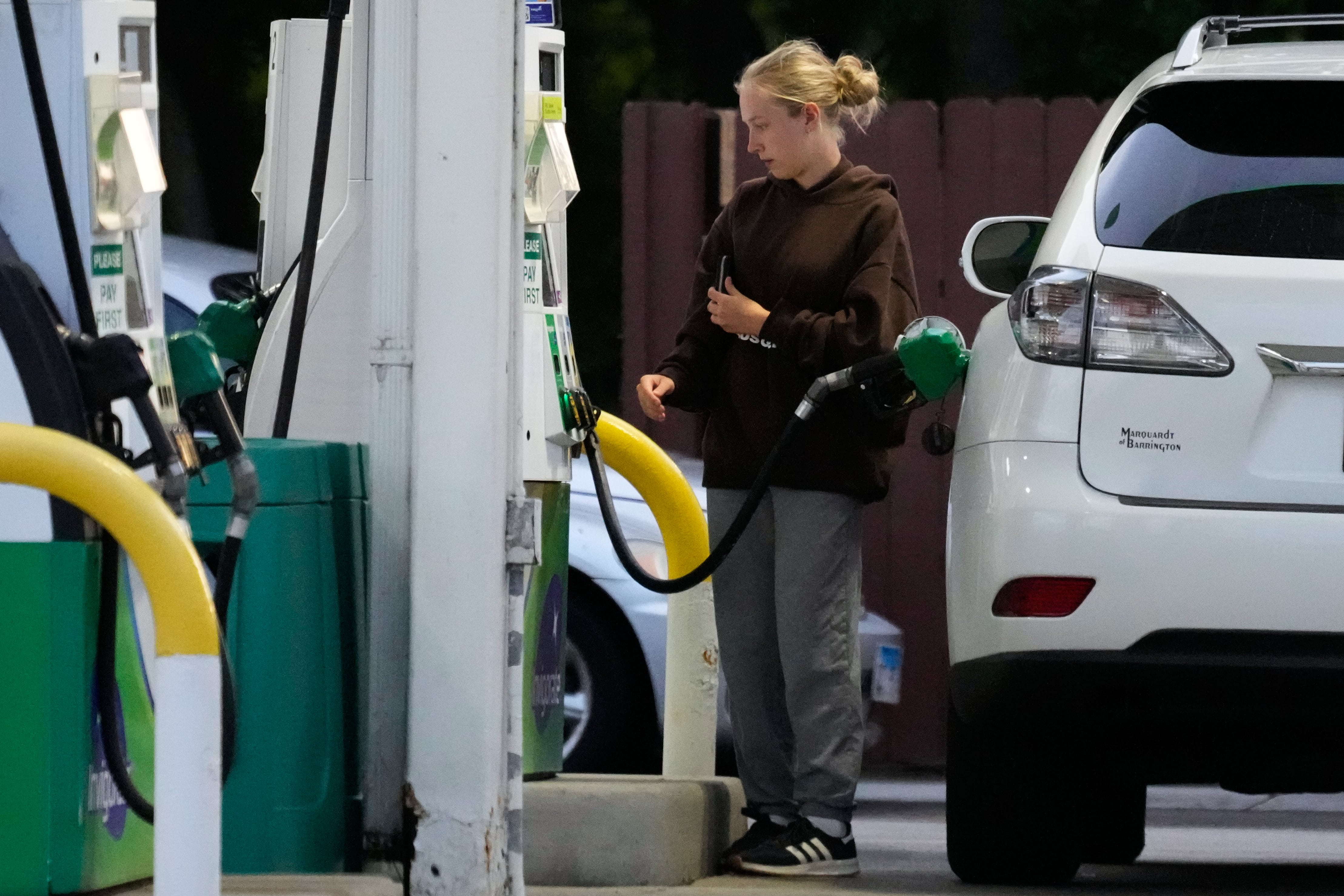 El Fondo de Estabilización de Precios de los Combustibles cubre la diferencia entre el precio local y la referencia internacional cuando esa brecha supera el valor reconocido en Colombia - crédito Nam Y. Huh/AP