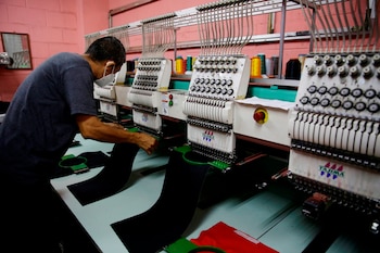 La producción industrial textil cayó un 33% interanual en febrero. EFE/Rodrigo Sura