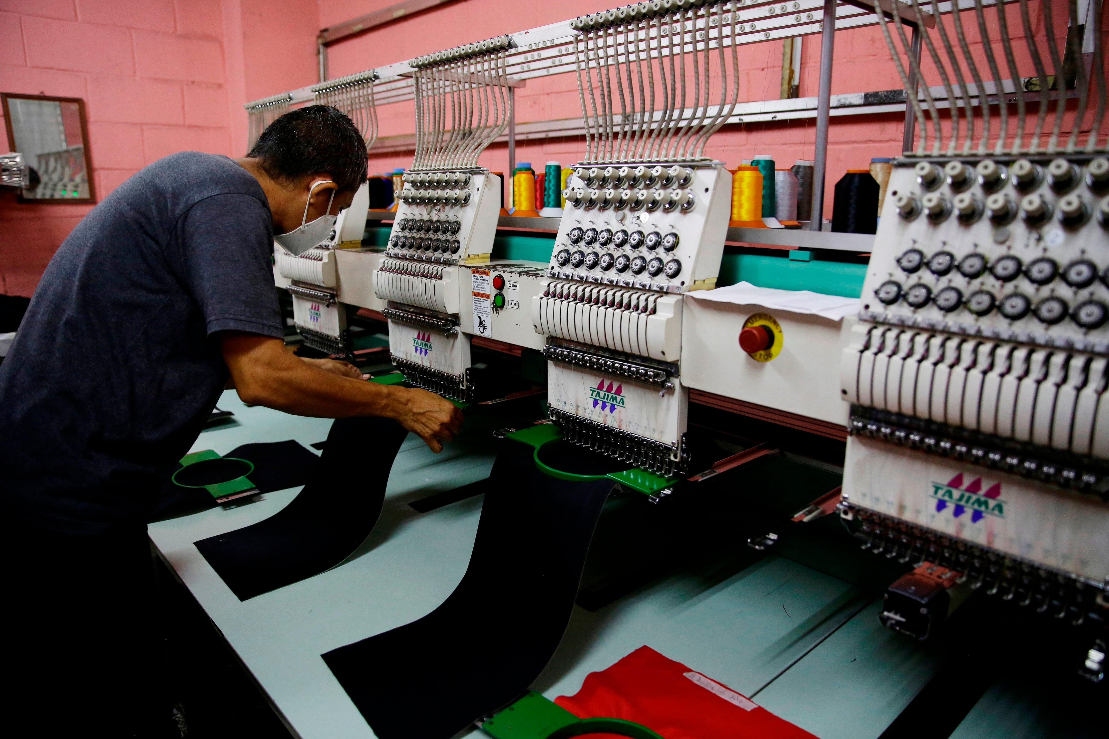 La producción industrial textil cayó un 33% interanual en febrero. EFE/Rodrigo Sura