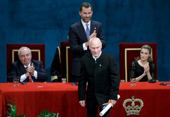 Richard Serra tras recoger de