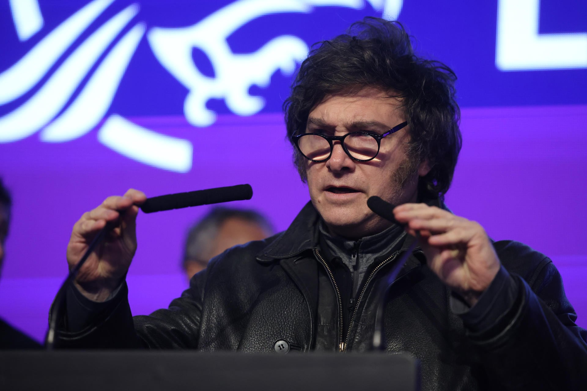 Javier Milei, en el búnker de LLA, luego de conocer los resultados electorales de las elecciones legislativas provinciales en un búnler de La Plata (EFE/ Juan Ignacio Roncoroni)