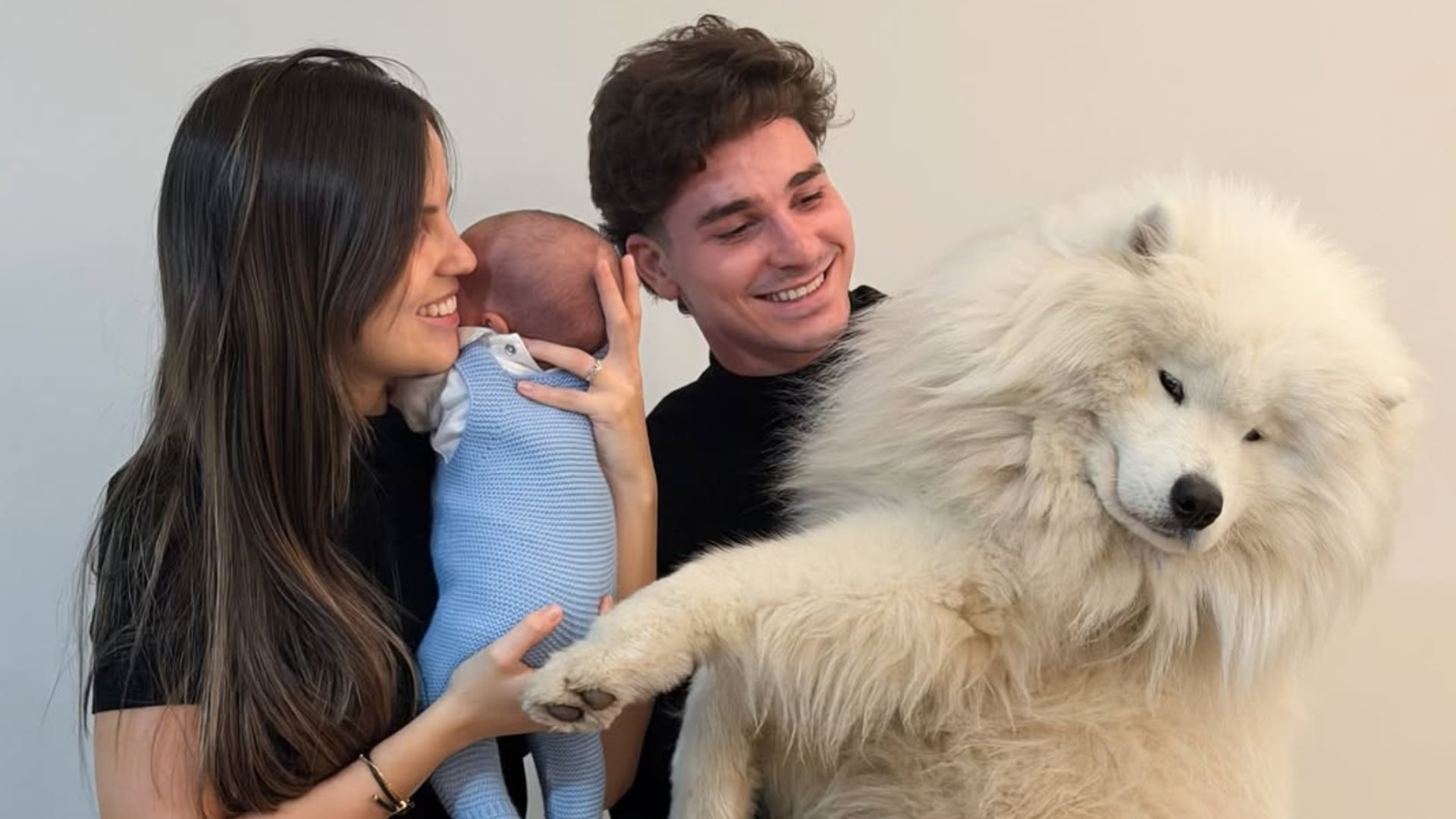 Julián Álvarez con su pareja, su hijo recién nacido y su mascota