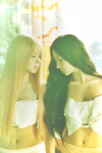 Lily y Haewon debutan como dueto con "Sing to the Moon", una balada pop con base de piano en la que ambas escribieron la letra juntas - JYP Entertainment