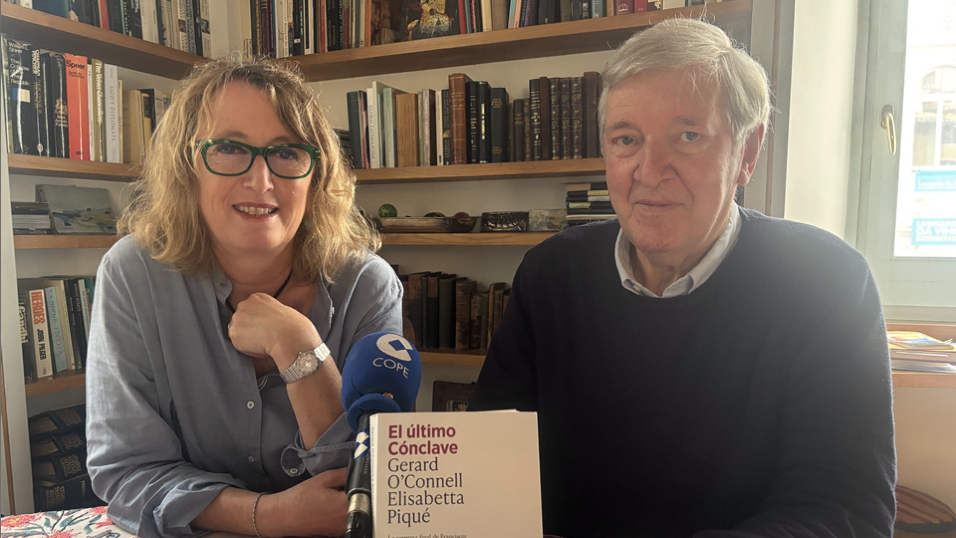 Elisabetta Piqué y Gerard O'Connell con un libro que también habla de ellos mismos.