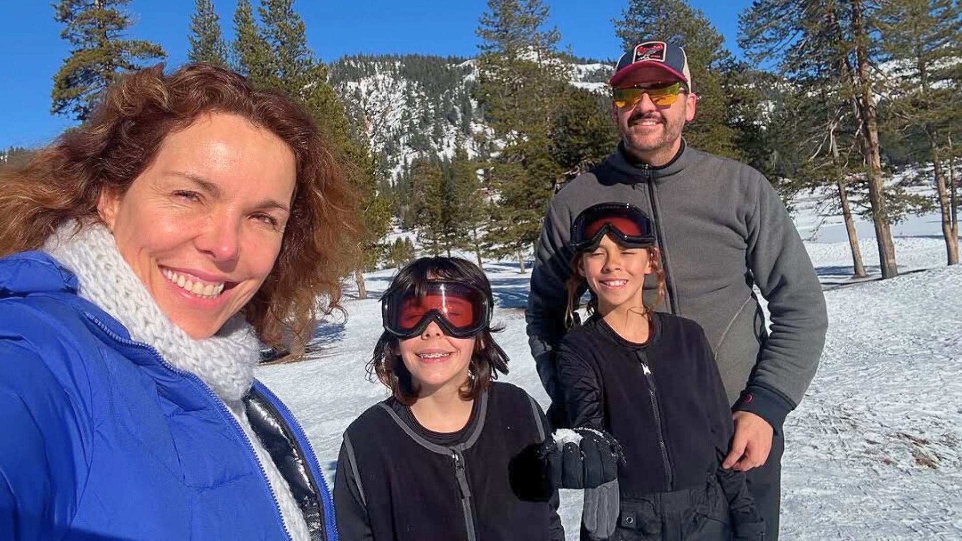 Esta es la publicación en la que Adriana Romero y Rodrigo Candamil volvieron a aparecer juntos con sus hijas - crédito @adrianaromeroh/Instagram