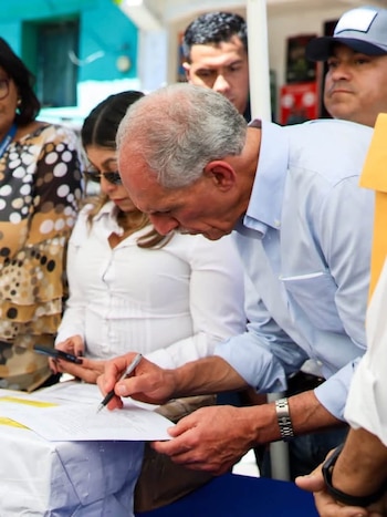 La pavimentación de carreteras busca fortalecer el comercio y la agricultura en las comunidades del sur de Intibucá. (Foto: Casa Presidencial)
