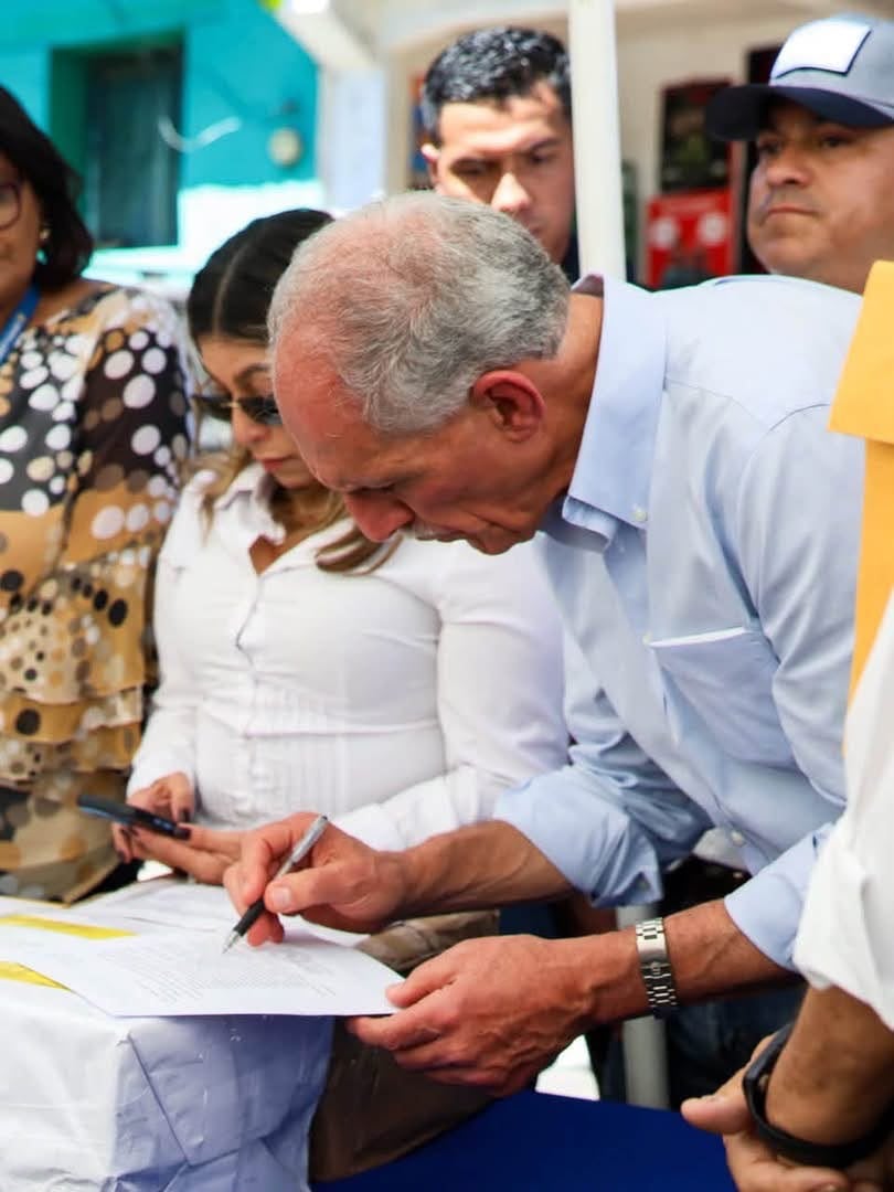 La pavimentación de carreteras busca fortalecer el comercio y la agricultura en las comunidades del sur de Intibucá. (Foto: Casa Presidencial)