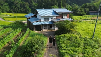 Una familia compra una granja abandonada en los Alpes japoneses por 18.900 euros después de viajar durante cuatro años y medio por todo el mundo en busca de su casa ideal