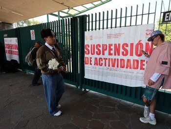 Un hombre con flores en