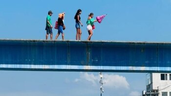 El usuario camina a través