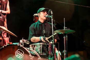 El joven tocó junto a