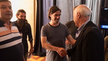 Nicolás del Caño saluda a