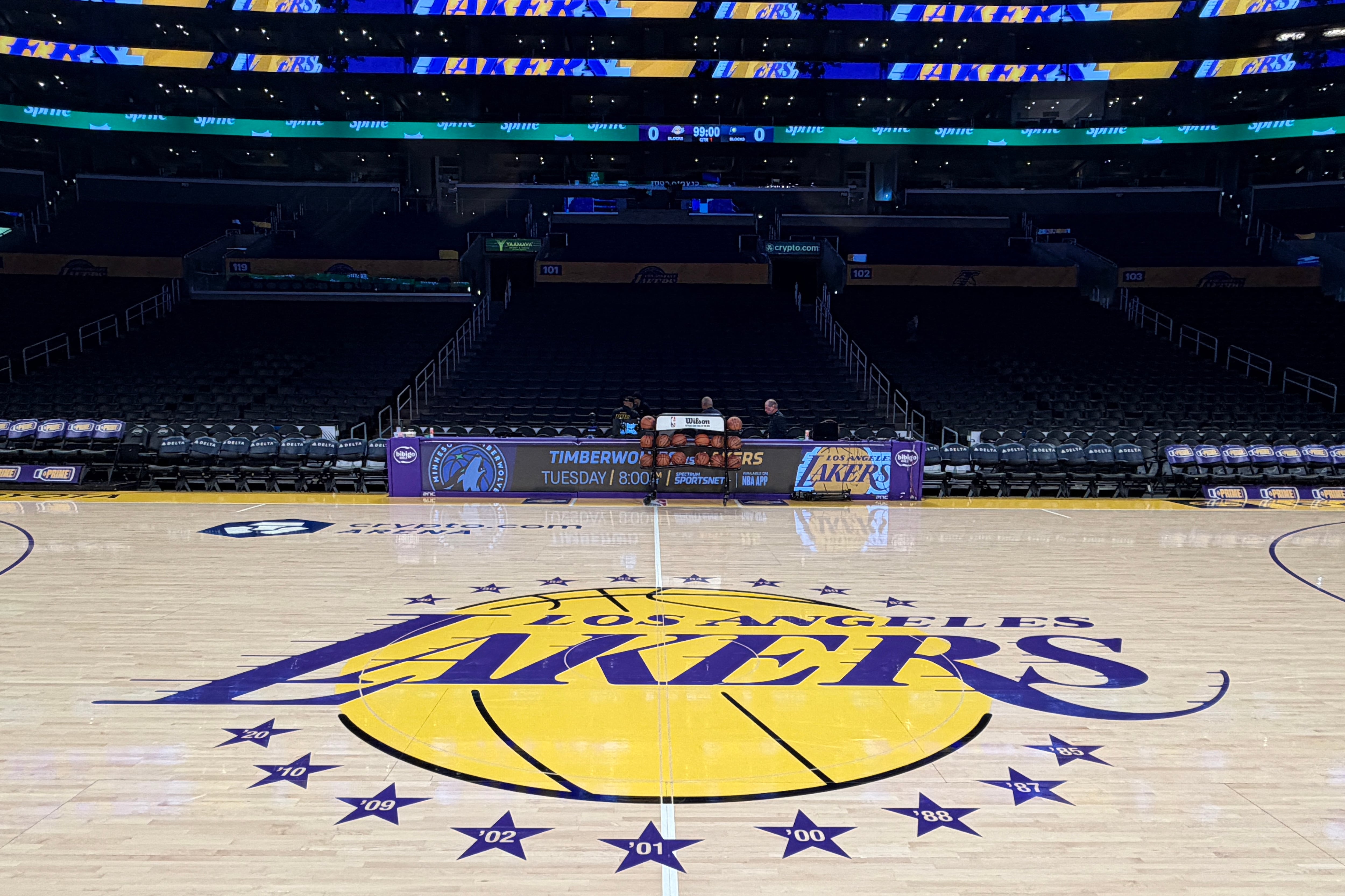 The Athletic informó que no hubo cambios de fondo en las oficinas de los Lakers tras el acuerdo de compra de Bob Iger y Josh Kushner (Mandatory Credit: Kirby Lee-Imagn Images)