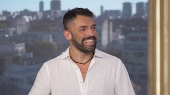 Vive en San Miguel, se hizo viral cortando pasto y hoy llena eventos como imitador: quién es el “Ricky Martin del Conurbano”