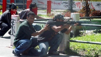 Piedras y un fusil M-16: El francotirador que desafió al Estado y asesinó a dos policías sobre el asfalto de El Salvador
