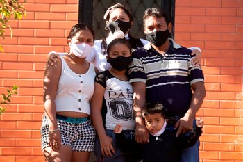 Marianny Matute Ubaneja (c-arriba) posa para una foto junto a su esposo Juan Rafael Palmares (d) y sus hijos, Javier Palmares Matute (d-abajo), Ismary Auribiel Matute (i), e Ismery Palmares Matute (c), en un centro de acogida para refugiados en Brasilia (Brasil). EFE/ Joédson Alves