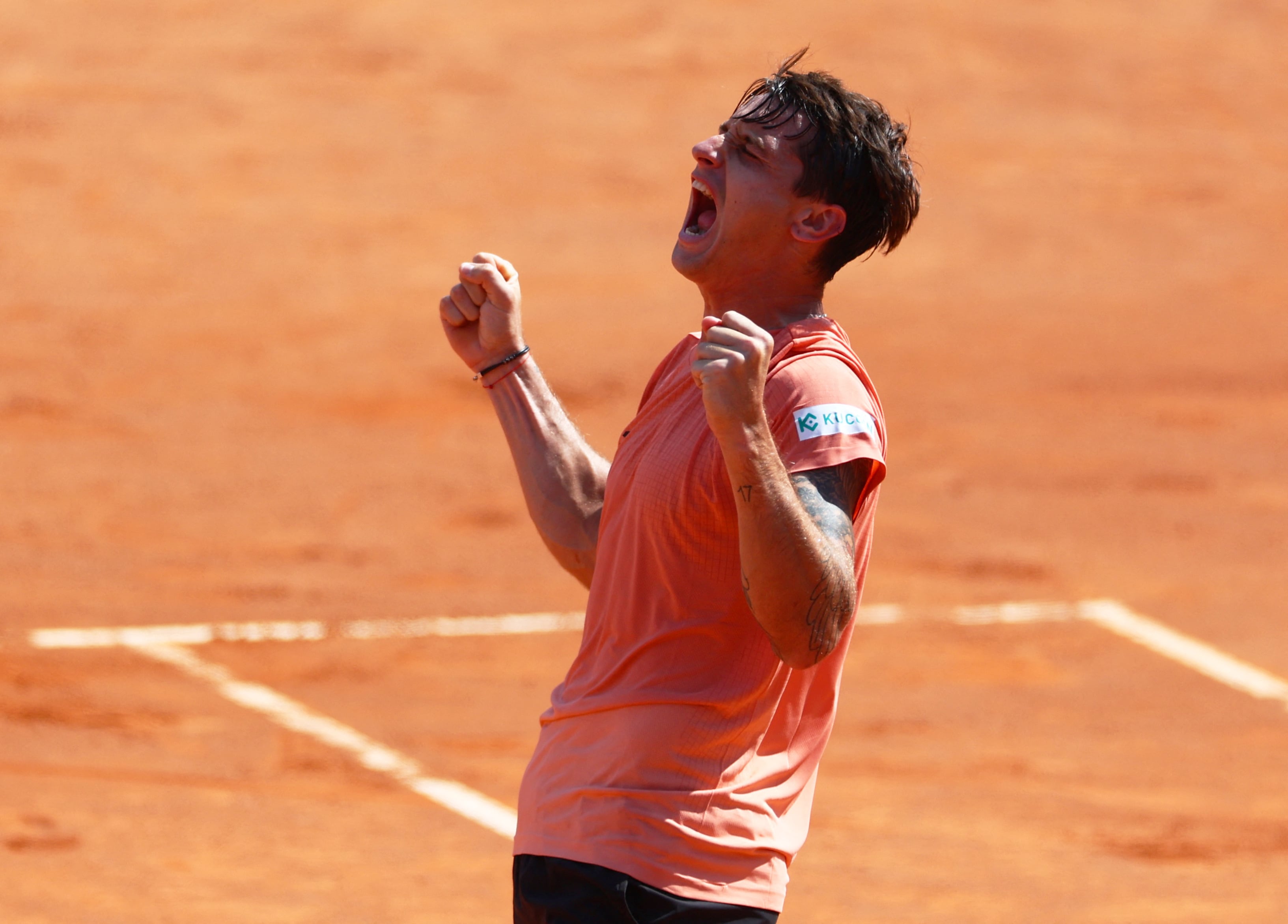 Camilo Ugo Carabelli logró un triunfazo ante Karen Khachanov en Barcelona (Fuente: REUTERS/Yves Herman)