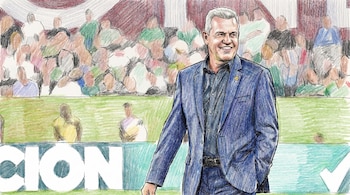 Ilustración de un hombre canoso con traje azul y camisa oscura sonriendo, con una multitud borrosa de colores cálidos y verdes al fondo.